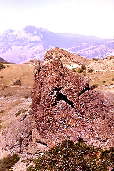 Чертов камин - окаменевшее жерло вулкана