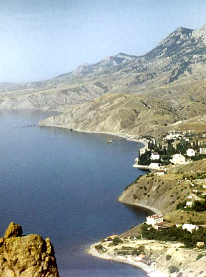 Вид на бухты, биостанцию и поселок Крымское Приморье с хребта Карагач